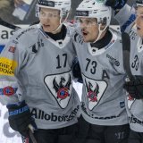 Sandro Schmid (no 73) congratulé par Attilo Biasca et par Ludwig Johnson après son ouverture du score. KEYSTONE/URS FLUEELER